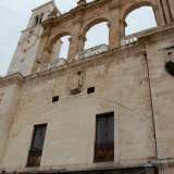 La facciata del palazzo: l�edificio � su tre livelli 